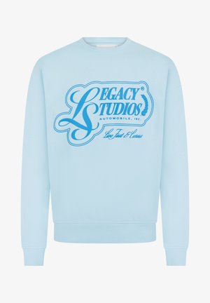 Sudadera de cuello redondo azul claro con el logo azul "Legacy Studios Automobile, Inc." y el texto en cursiva "Live Fast & Cruise" en el frente.