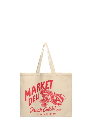 Bolsa tote beige con texto rojo "Market Deli Fresh Catch! Servido todos los días" e ilustración de una langosta y conchas de almeja.
