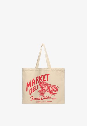 Bolsa tote beige con texto rojo "Market Deli Fresh Catch! Servido todos los días" e ilustración de una langosta y conchas de almeja.