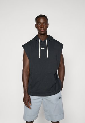 Černá bezrukávová mikina s kapucí a přední kapsou, se vzorem bílého loga Nike Swoosh, spárovaná se šedými šortkami s malým logem Nike.