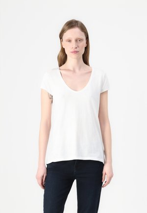 T-shirt blanc à manches courtes avec un décolleté en V profond, fabriqué en tissu doux, offrant une coupe décontractée et une texture lisse. Aucun motif visible.