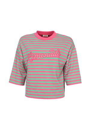Korte mouwen cropped t-shirt met roze en groene horizontale strepen en "Lemonade" in roze cursief op de voorkant geschreven.