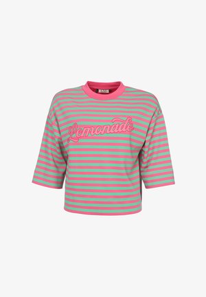 Korte mouwen cropped t-shirt met roze en groene horizontale strepen en "Lemonade" in roze cursief op de voorkant geschreven.