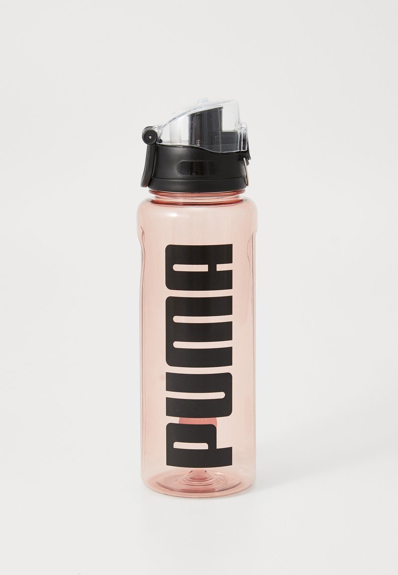 Caurspīdīga rozā sporta ūdens pudele ar melnu skrūvējamu vāciņu un lielu "PUMA" logo izdrukātu treknās melnās burtiem.