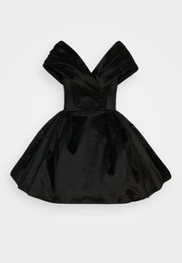 Robe de cocktail noire en satin à épaules dénudées, décolleté en V et jupe évasée longueur genou, avec des détails de tissu plié sur le corsage.