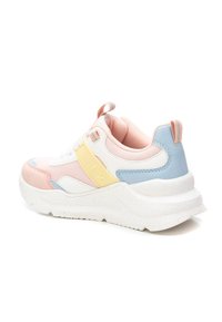 Zapatilla que presenta una combinación de materiales en tonos pasteles de rosa, azul, amarillo y blanco. Suela gruesa con textura moteada, paneles de malla y una lengüeta en la parte trasera.