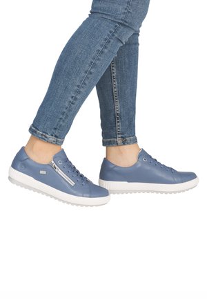 Baskets en cuir bleu avec une semelle blanche, un design à lacets et un détail de fermeture éclair latérale. Surface texturée avec une légère brillance.