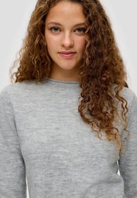 QS MIT ROLLSAUMBLENDE - Strickpullover - grau meliert