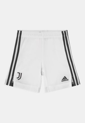 Białe spodenki sportowe wykonane z lekkiego materiału, z trzema czarnymi paskami po każdej stronie oraz czarnymi logo Juventus i Adidas.