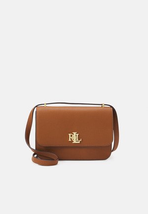 Bolso bandolera de cuero marrón texturizado con el logo dorado RL en la solapa frontal y correa de hombro ajustable.