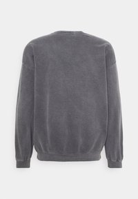 Grå sweatshirt med klassisk passform, rund halsringning, ribbstickade muddar och fåll, tillverkad av ett mjukt bomullsblandat tyg.