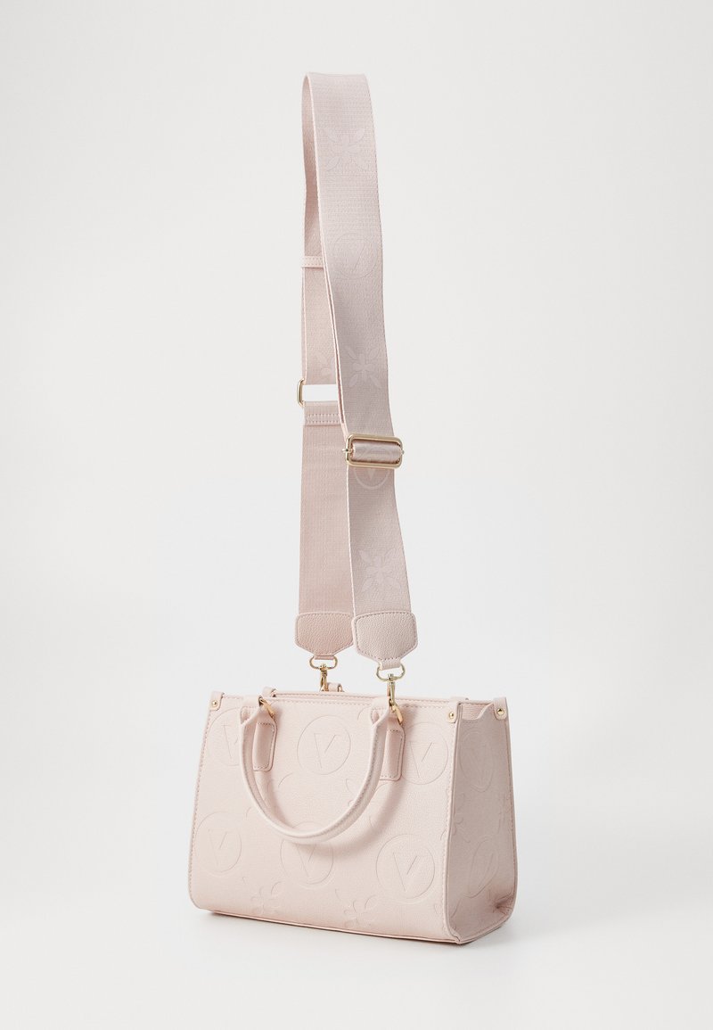 Blush-pink Handtasche mit geprägtem Logo, zwei Griffen und verstellbarem Schulterriemen. Texturierte Oberfläche mit Akzenten in goldfarbenem Metall.