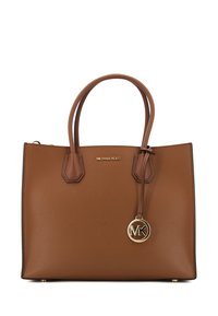 Borsa tote in pelle marrone con texture a ciottoli, manici doppi, un ciondolo con logo MK dorato e chiusura con zip. Presenta dettagli in pelle esagonali sulla base.