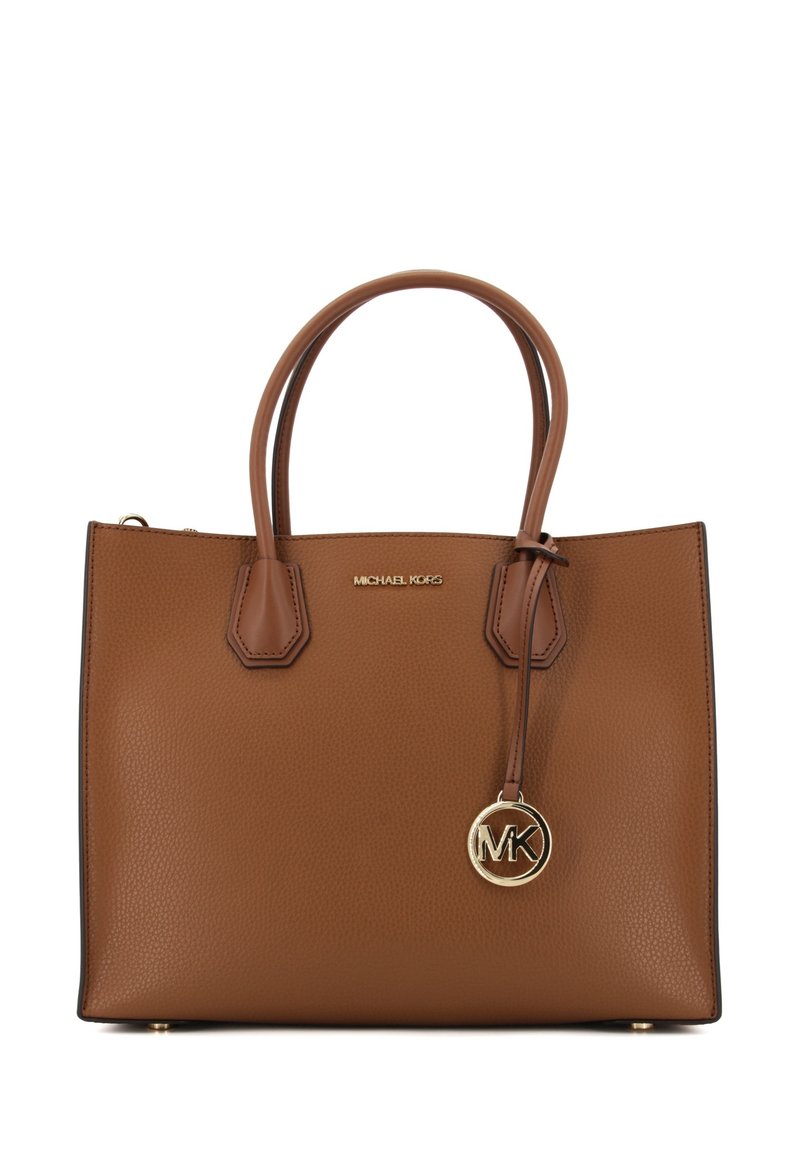 Borsa tote in pelle marrone con texture a ciottoli, manici doppi, un ciondolo con logo MK dorato e chiusura con zip. Presenta dettagli in pelle esagonali sulla base.
