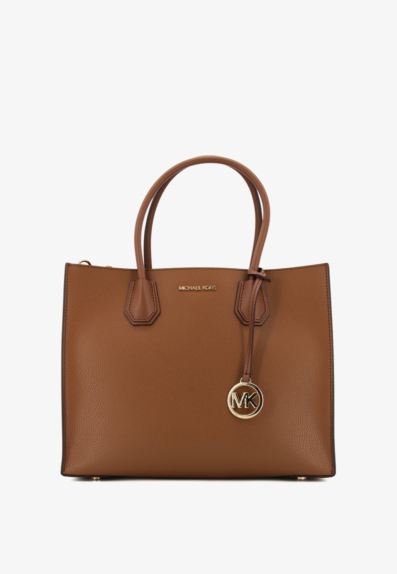 Borsa tote in pelle marrone con texture a ciottoli, manici doppi, un ciondolo con logo MK dorato e chiusura con zip. Presenta dettagli in pelle esagonali sulla base.