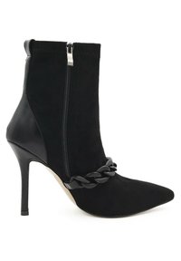 Stivale alla caviglia nero realizzato in suede e pelle, con punta affilata, tacco a stiletto, cerniera laterale e una catena decorativa nera sulla parte anteriore.