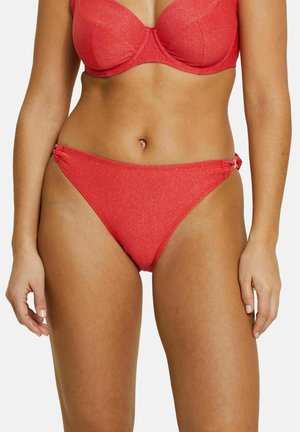Ensemble de bikini rouge avec une texture scintillante. Le haut a un design structuré et rembourré ; le bas possède des liens sur les côtés ajustables.