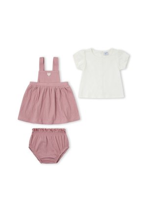 Camiseta blanca de bebé de manga corta con mangas abullonadas, falda rosa texturizada con tirantes y detalle de corazón, y ranitas rosas a juego con volantes.