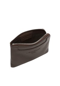 Brązowy skórzany portfel z zamkiem błyskawicznym, charakteryzujący się miękką teksturą i minimalistycznym designem. Wnętrze nie jest podszyte, z widoczną metką marki.