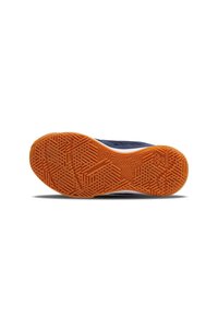Sole di scarpa con una superficie in gomma testurizzata arancione, caratterizzata da un motivo geometrico per migliorare grip e stabilità, con un bordo bianco visibile.