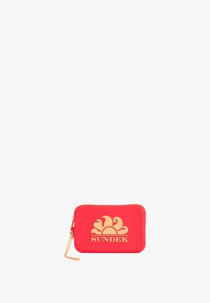 Pochette rettangolare rossa da polso con logo sole dorato e scritta "SUNDEK", con cerniera dorata e cinturino coordinato.