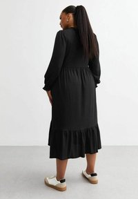New Look Curves CURVES CRINKLED MIDI SMOCK  - Jurk - black