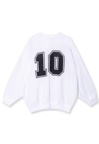 Biały, oversize'owy sweatshirt z długimi rękawami, z dużą czarną cyfrą "10" nadrukowaną z tyłu. Lekki, teksturowany materiał z ściągaczami przy mankietach.