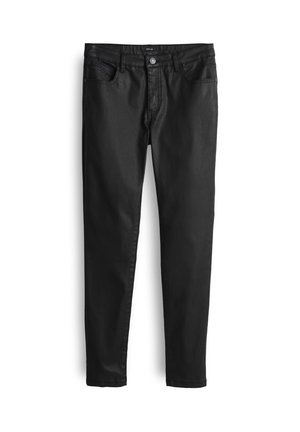 Schwarze, schmal geschnittene beschichtete Jeans mit Vorderknopf- und Reißverschluss, Fünf-Taschen-Design und Gürtelschlaufen, flach auf weißem Hintergrund ausgelegt.