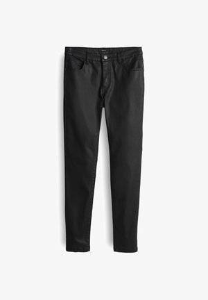 Schwarze, schmal geschnittene beschichtete Jeans mit Vorderknopf- und Reißverschluss, Fünf-Taschen-Design und Gürtelschlaufen, flach auf weißem Hintergrund ausgelegt.