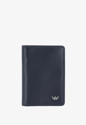 Portefeuille en cuir noir texturé avec un petit logo argenté dans le coin inférieur droit sur un fond blanc.
