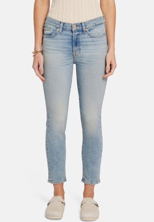 Jean en denim bleu clair avec un design ajusté, taille mid-rise, cinq poches et un délavage subtil. Fini avec une coupe droite à la cheville.