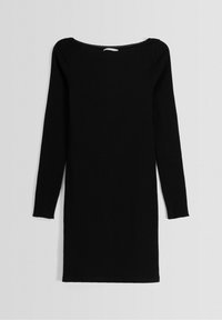 Robe noire à manches longues en tricot côtelé, dotée d'un encolure large et d'une silhouette droite sans ornements visibles.