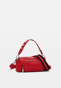 Rote Lederhandtasche mit rechteckiger Form, Reißverschlussfach und einem verstellbaren gestreiften Gurt mit metallischen Akzenten. Markenname eingeprägt.