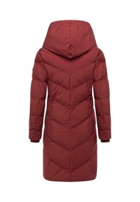 Rød puffjakke med hette, med et chevronmønster, lange ermer og ribbestrikkede mansjetter. Lett, quiltet materiale for isolasjon.