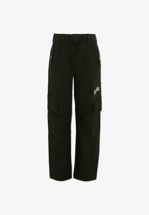 Schwarze Cargo-Hose aus robustem Material, mit mehreren Seitentaschen, einem Kordelzugbund und sichtbarem Logodetail am Oberschenkel.