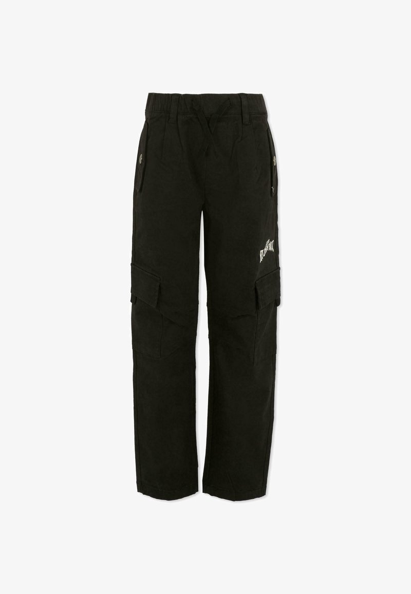 Schwarze Cargo-Hose aus robustem Material, mit mehreren Seitentaschen, einem Kordelzugbund und sichtbarem Logodetail am Oberschenkel.