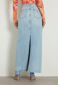 Guess WENONA BACK SPLIT - Falda larga - blau