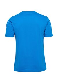 Blauwe katoenen t-shirt met korte mouwen, ronde hals en een effen achterkant. Heeft witte logodetails op de rechtermouw. Zachte, gladde textuur.
