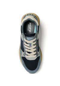 Sneakers navy, gris et beige avec des lacets beiges et la marque "HOFF MOSCOW" sur la semelle intérieure et la languette, vues de dessus.