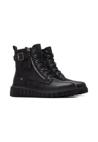 Botas de cuero negro hasta el tobillo con cordones en la parte delantera, cremallera lateral, detalle de hebilla y suela gruesa para una mejor agarre.