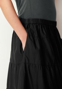Next TIERED - Maksiseelik - black