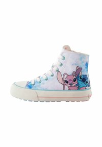 Baskets montantes en toile avec lacets blancs, motif tie-dye bleu, et personnages de dessin animé Stitch et Angel sur le côté.