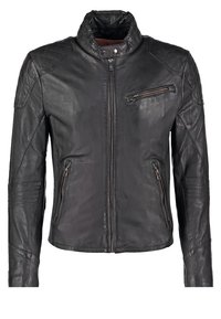 Svart lädermotorcykeljacka med ståkrage, kviltade axlar och dragkedjefickor. Slät textur med detaljerad sömnad.