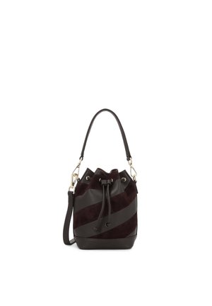 Sac seau en cuir noir et daim avec fermeture par cordon et deux bandoulières amovibles, une courte et une longue.