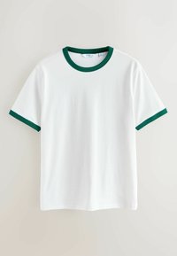 T-shirt blanc à manches courtes avec col et poignets côtelés verts, en coton. Texture lisse, coupe décontractée, sans motifs ni graphiques.