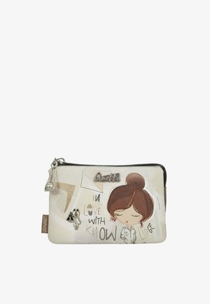 Piccola pochette beige con cerniera che presenta una donna dei cartoni animati con capelli castani e testo che dice "innamorata della conoscenza" in font variati.
