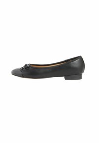 Schwarze Leder-Ballettschuhe mit abgerundeter Spitze, kleinem Absatz und dekorativem Schleifendetail an der Vorderseite. Glatte Textur und elegantes Design.