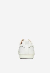 Baskets en cuir blanc avec une finition lisse, une forme arrondie et un petit tirant au talon. L'intérieur présente une subtile touche de rose.