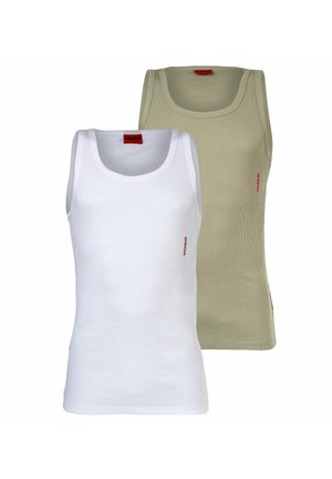 Zwei ärmellose Tanktops: eines in Weiß, das andere in Hellgrün. Beide haben eine gerippte Textur und ein kleines rotes "HUGO"-Logo auf der Vorderseite.