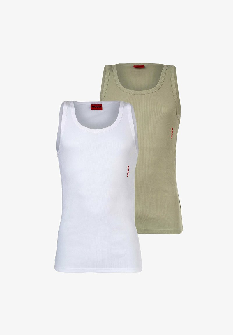 Zwei ärmellose Tanktops: eines in Weiß, das andere in Hellgrün. Beide haben eine gerippte Textur und ein kleines rotes "HUGO"-Logo auf der Vorderseite.